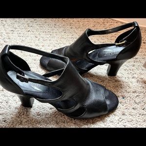 These black leather peep-toe heels